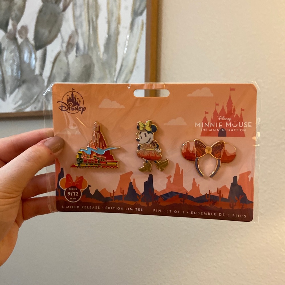 Minnie Main Attraction BTM Pin Set - Picture 2 of 2